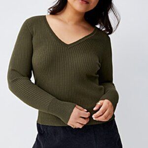 Fitted Green Ribbed Long Sleeve V-Neck Shirt from Simons (By TWIK) - Size Medium